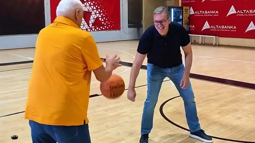 Sırbistan Cumhurbaşkanı Aleksandar Vučić, ünlü Sırp antrenör Miroslav Muto Nikolić ile basketbol oynadı.