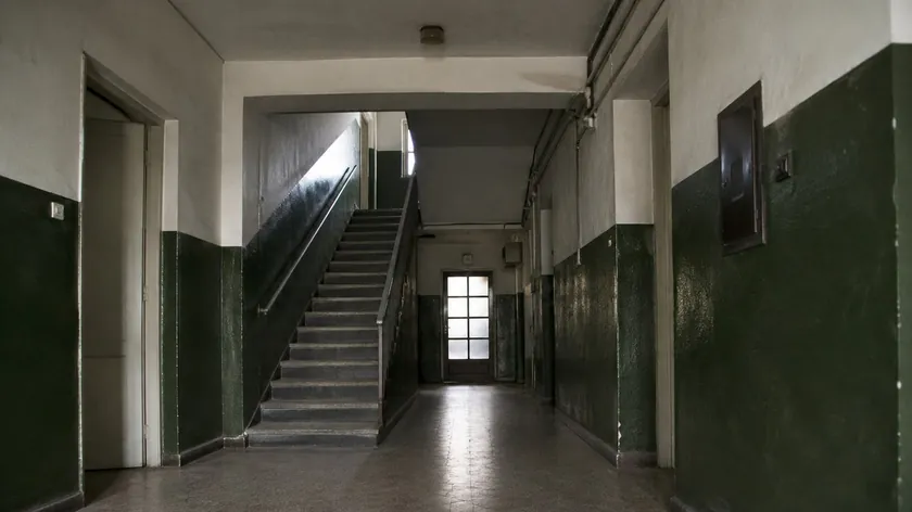 Jugoslaviya'da binalarda duvarların yarıya kadar boyanmasının sebebi açıklandı.