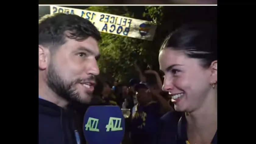 Arjantin'de Canlı Yayın Sırasında Taraftarla Flört Eden Muhabir Dikkat Çekti