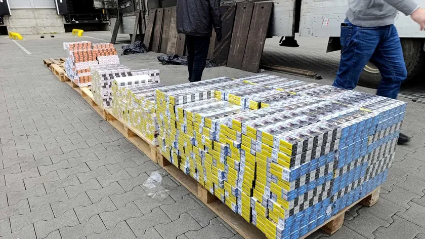 Sırbistan'da kamyonun çift tabanında 2 milyondan fazla dinar değerinde sigara ele geçirildi