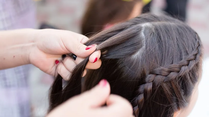 Sıkı Saç Modelleri Saç Kaybına Yol Açıyor Uzmanlar Harekete Geçilmesi Gerektiğini Vurguladı