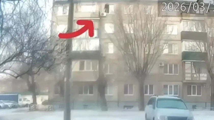 Rusya'da klima temizlerken beşinci kattan düşen kadın 10 dakika sonra kalktı