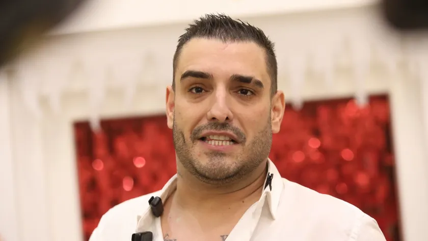 Sırp şarkıcısı Darko Lazić ortaokulda frizörlük okumuş.
