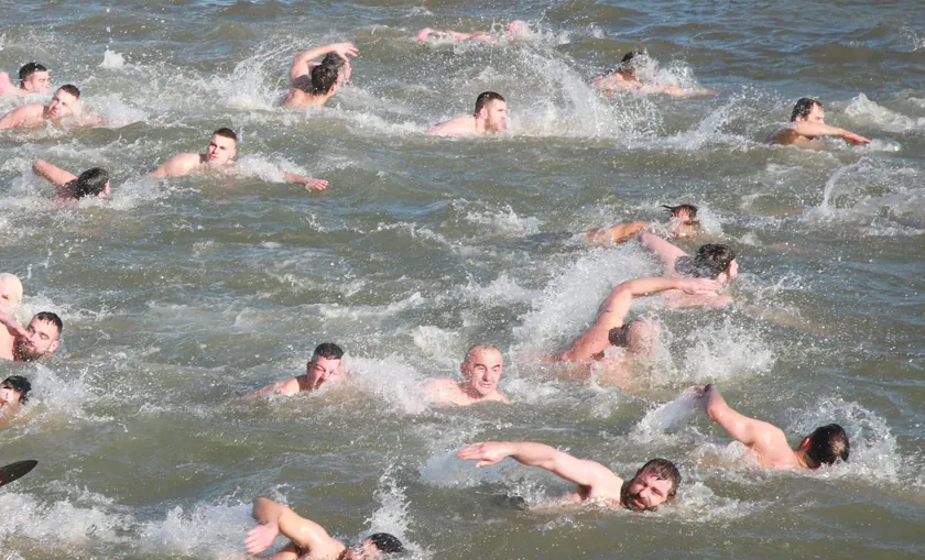Trstenik'te Çasni Krst İçin Yapılan Yüzme Yarışı Triatlona Dönüştü: Krst Nehrin Aşırı Akıntısına Kapıldı