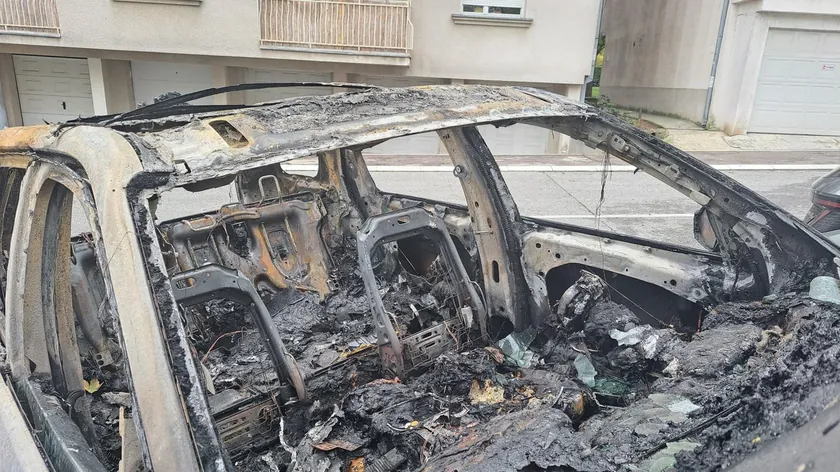 Doljevca'da bir otobüs tam olarak yanmış gibi görünüyor (Foto)