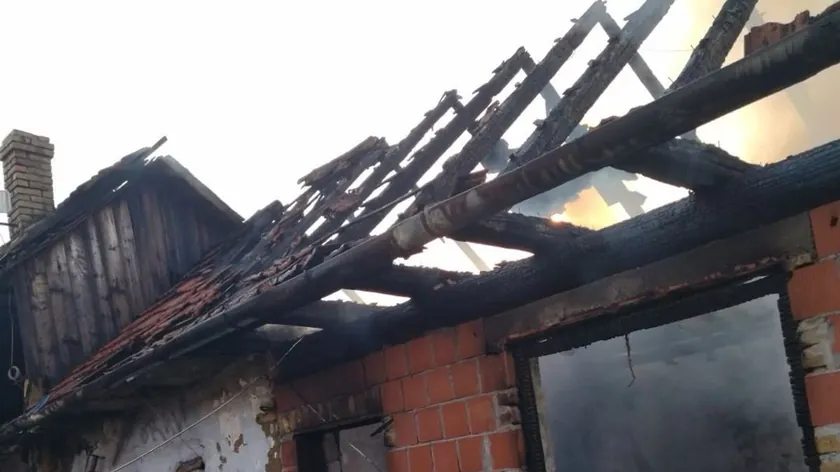 Sırbistan'ın Baçka Palanka kentinde çıkan yangında çatı katı büyük hasar gördü