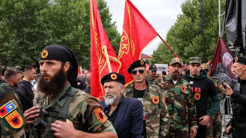 Başlık Priştine'de OVK Liderlerine Karşı Desteği Gösteren Kalabalıklar Toplandı