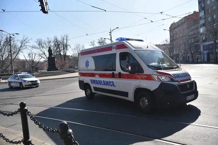 Melenci-BaÅ¡aid yolunda ağır bir trafik kazası yaşandı Araba ve kamyon çarpıştı.