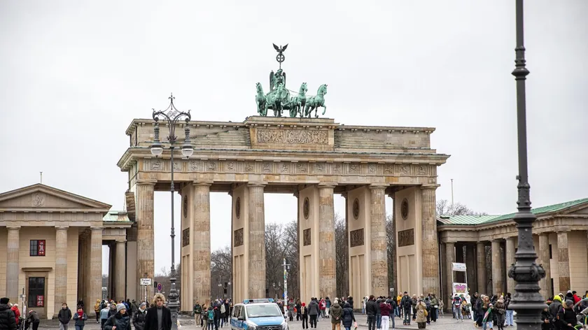Almanya'da toplu taşıma grevleri şehirleri vurdu: Ver.di sendikasının talepleri açıklandı