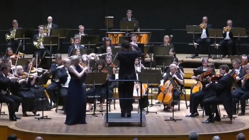 Finlandiya'da Orkestra Şefi Konser Sırasında Yanlışlıkla Violinistin Milyonluk Enstrümanını Düşürdü