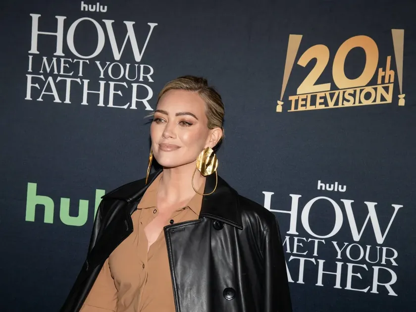 Hilary Duff Ashley Tisdale'in annelik grubuna yönelik makalesine üzüntüyle tepkisini dile getirdi