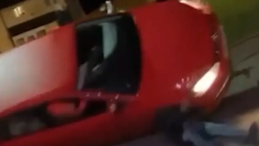 Sarhoş bir kadın arabanın üstüne devrildi, adamın kafasına az kalsa çarptı (video)