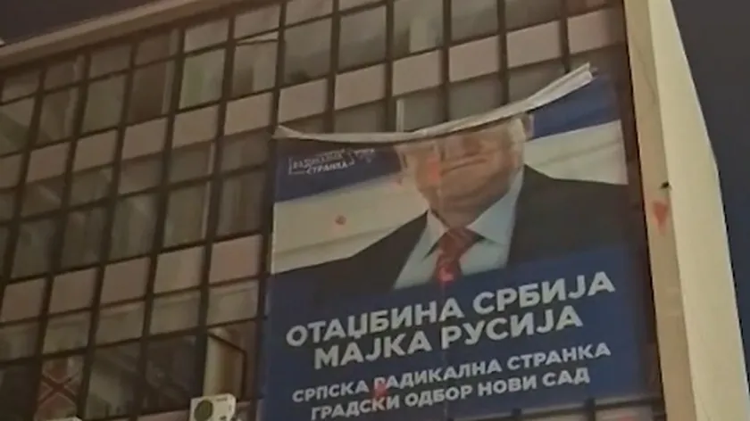 Öğrenci Listesi destekçileri Novi Sad'da SRS binasına girdi, Šešelj'in pankartını indirdi