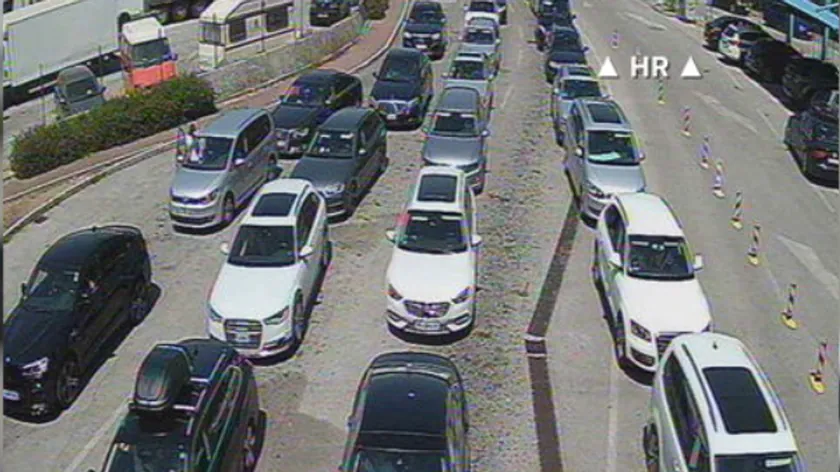 Hırvatistan-Karadağ sınırında 40.000 kişi 10 saatten fazla bekliyor Tam bir trafik çöküşü
