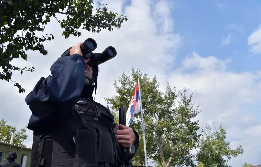 Sırbistan Güvenlik Kara Bölgesi Madljike'de Arnavut grup Sırp polisine ateş açtı