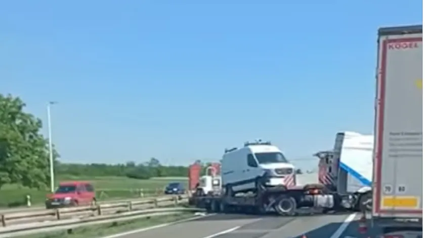 Sırbistan'da Belgrad Otoyolunda Tır Kazası Sebebiyle Beş Kilometrelik Kuyruk Var