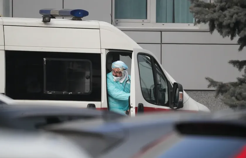 Belgrad'daki trafik kazasında iki kişi yaralandı, acil servis yoğun gece geçirdi.
