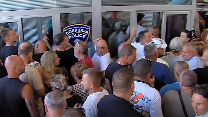 Sırbistan'da bir sınır geçişinde yolcular, trafik cezasını ödemek için beklerken Lepa Brena şarkısını söylüyor.