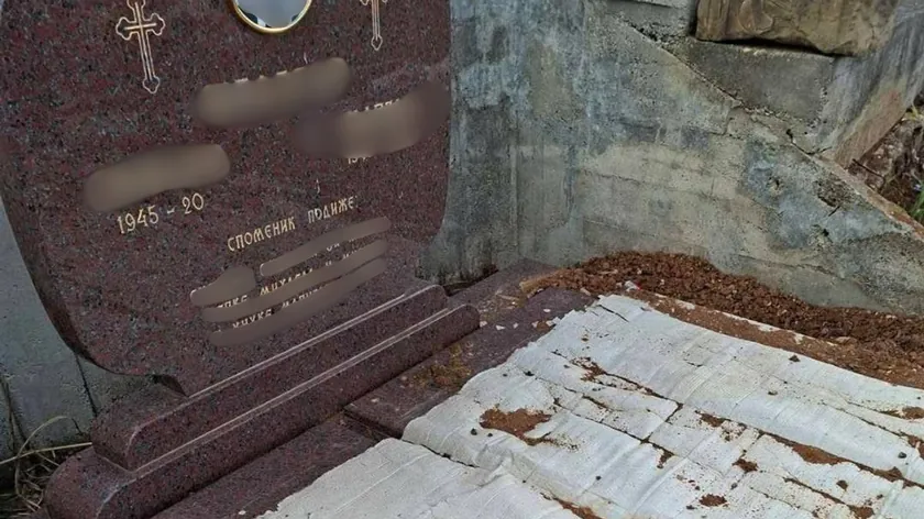 Çaçek'te bir ailenin mezarı, yanındaki kazı çalışmasının ardından toprak ve molozla kaplandı