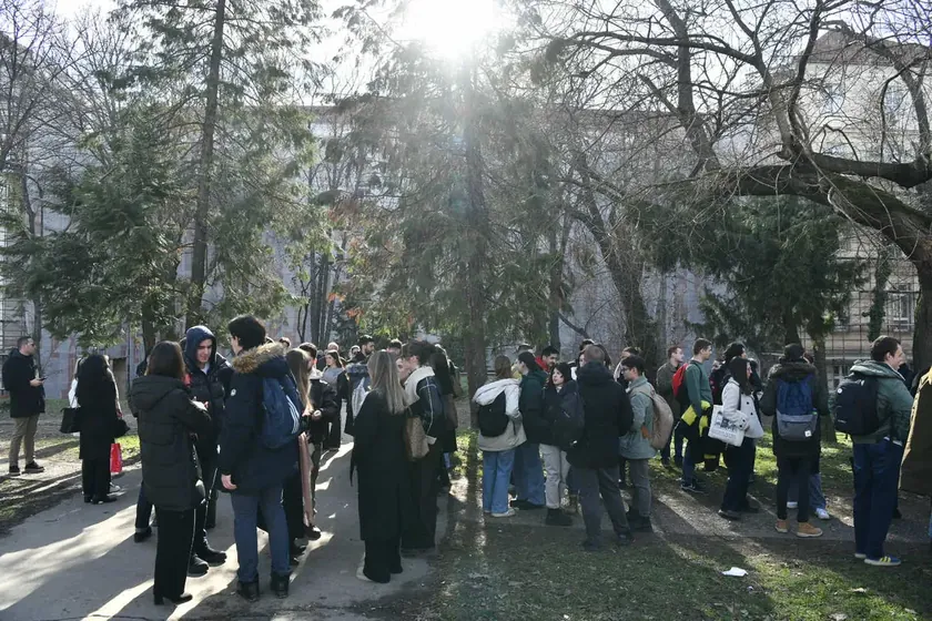 Belgrad Tıp Fakültesi öğrencileri haksız yere işten çıkarılan sekreterleri için protesto düzenleyecek