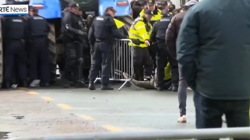 İrlanda'da yakıt krizi tırmanıyor: Protestolar nedeniyle birçok yol kapatıldı