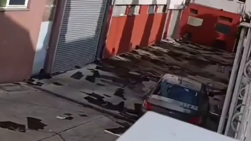 Smederev'de apokaliptik fırtınadan sonra çatılar yıkıldı