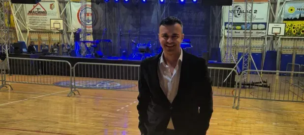 Sırp şarkıcısı Nikola Savić, sahnede performans gösterdikten sonra boş zamanlarında meyve topluyor.