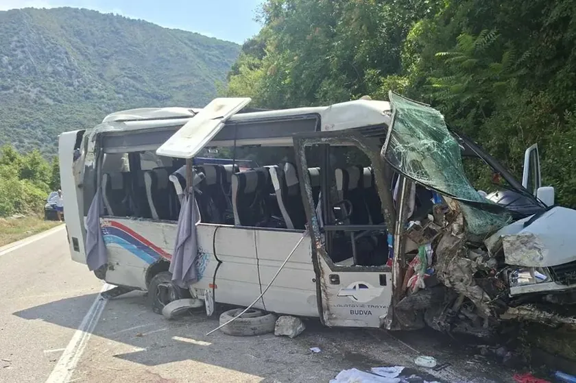 Sırbistan vatandaşlarının otobüs kazasında yaralandığı bildirildi.