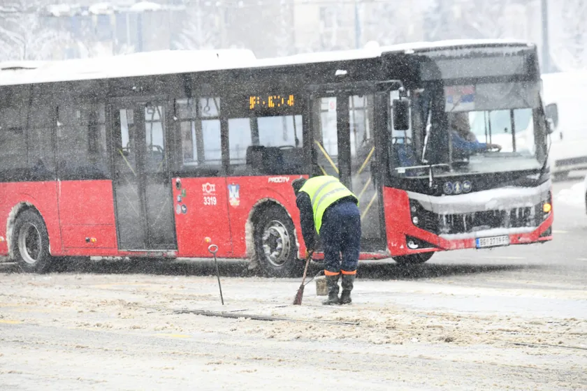 Beş gün boyunca yağan kar, Belgrad'da toplu ulaşım araçlarının seferlerini olumsuz etkiledi