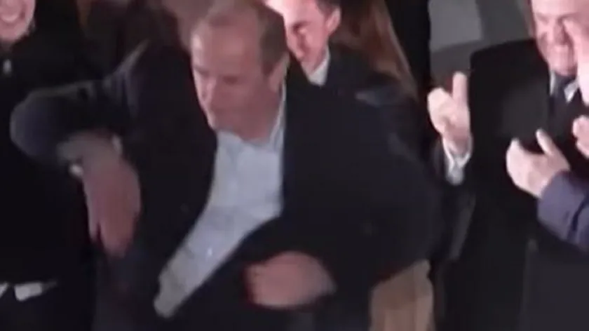 Macaristan'da Seçim Kutlamaları Sırasında Dans Eden Cerrah Sosyal Medyada Gündem Oldu