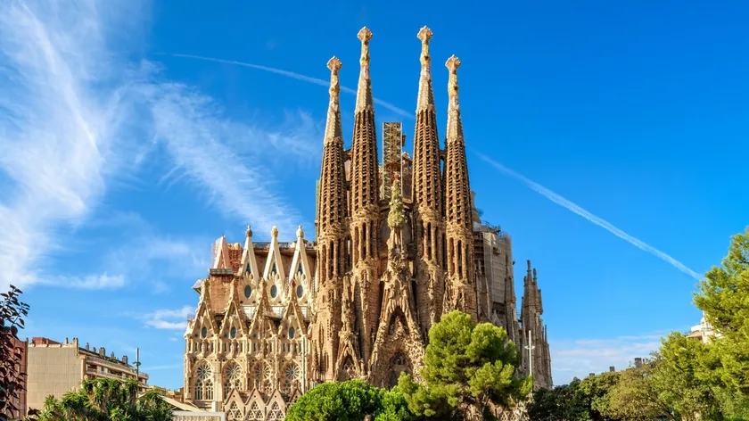 Barselona'da Sagrada Familia'nın dev haçı ortaya çıktı, kent silüeti değişti