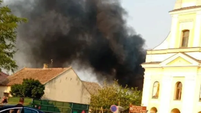 Krnješevcima'da bir fabrika yangınında büyük duman bulutu oluştu.