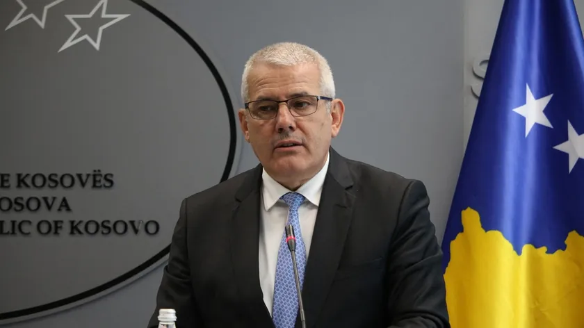 Sırbistan'ın Priştine'deki Özel Mahkemesi, Dželjalja Svečljayı parlament binasına gaz bombası attığı için suçlu buldu.