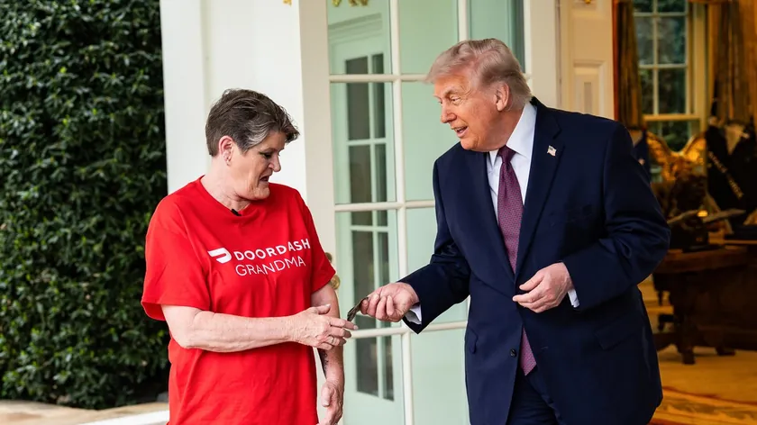 Amerikan Başkanı Trump Oval Ofis'te kuryeye cömertçe 100 dolar bahşiş verdi