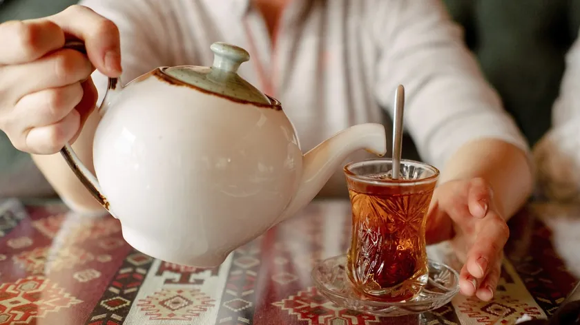 Crni çay kalbinin, beyninin ve sindirim sisteminin sağlığı için mucizevi bir içecek olarak ortaya çıkıyor.