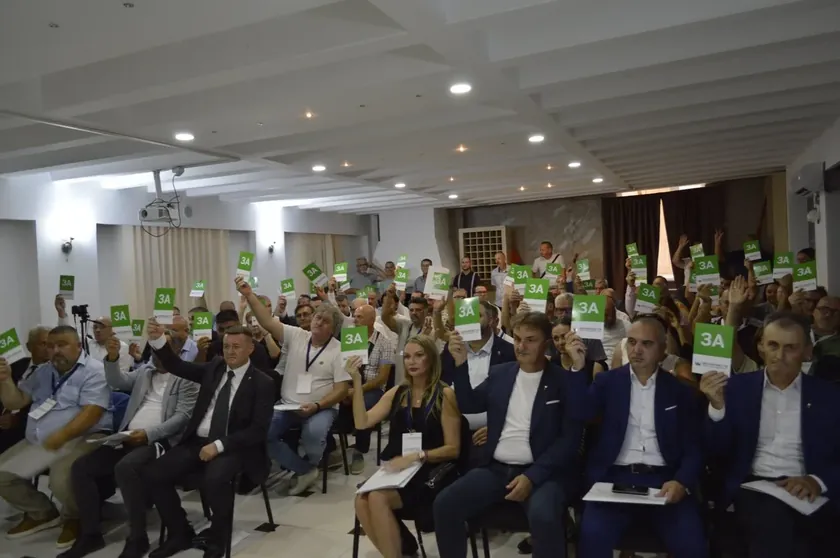 Monarhisti, yeni seçimler için "Autentik Sağ" listesini kuracaklarını duyurdu.