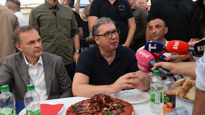 Sırbistan Cumhurbaşkanı Aleksandar Vučić Banovom Polju'da "Yakında seçim olacak, oylar sayıldığında göreceğiz" dedi.
