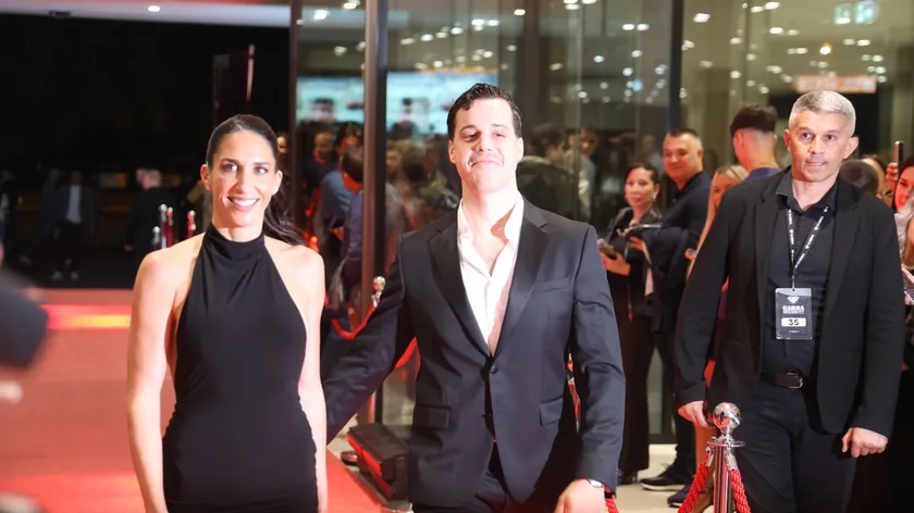 Sırp aktris Jelisaveta Orašanin ve sevgilisi Pavle Mensur, "Kengur Dönüyor Evine" filminin galasına birlikte katıldılar.