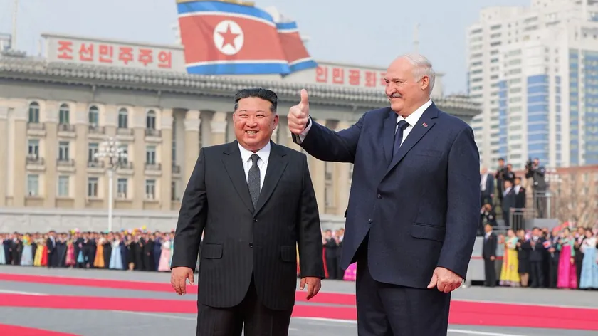 Belarus Cumhurbaşkanı Lukaşenko ve Kuzey Kore Lideri Kim Jong Un Hediyeleşti