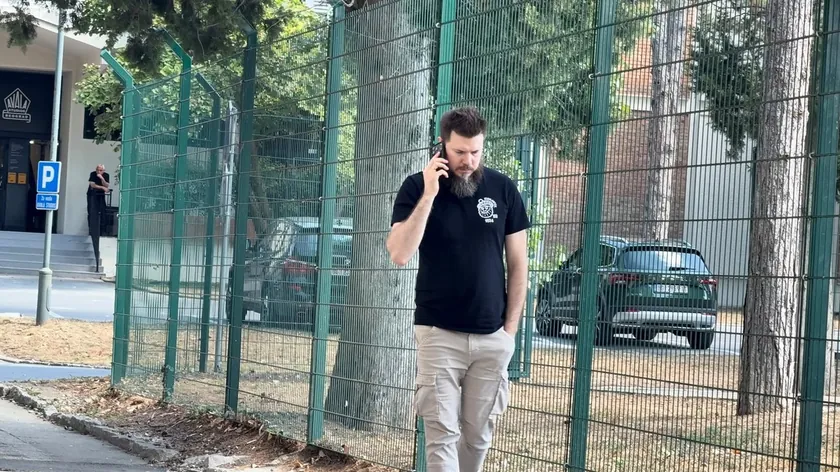 Sırp şarkıcı Suzanne Jovanović'in oğlu Danijel Jovanović, "Grand" prodüksiyonunda ton ustası ve yönetmen olarak çalışıyor.
