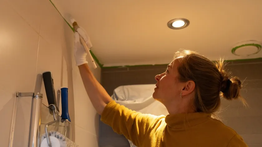 Kadın kiralık evdeki banyosunu sadece 107 euroya yeniledi Her şeyi çivi çekmeden ve usta olmadan yaptı