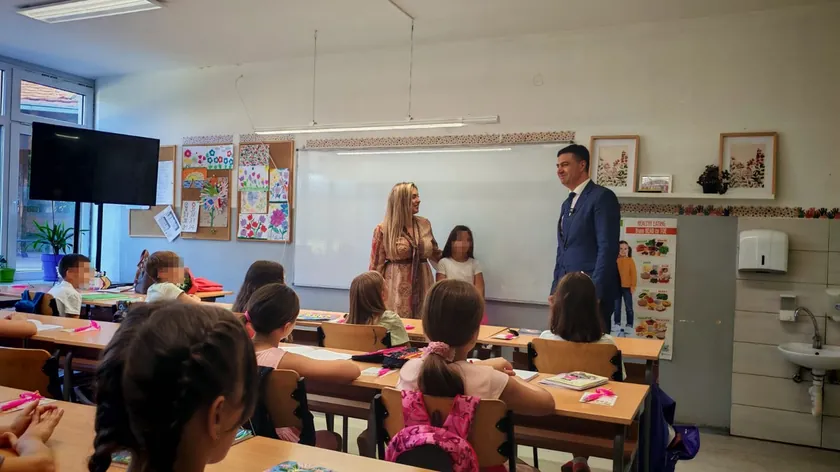 Niş Belediye Başkanı Dragoslav Pavlović, öğrencileriyle birlikte yeni eğitim yılını kutladı.