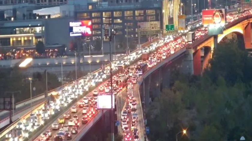 Belgrad'da cuma akşamı yoğun trafik: ana arterlerde kilometrelerce kuyruk