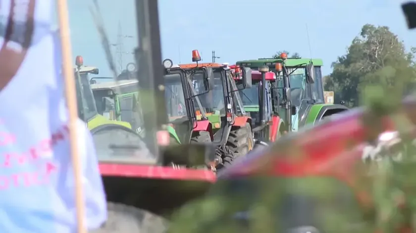 Sırbistan Mrčajevci'de çiftçiler Ibar Otoyolu'nu kapatarak taleplerini hükümete aktardı.