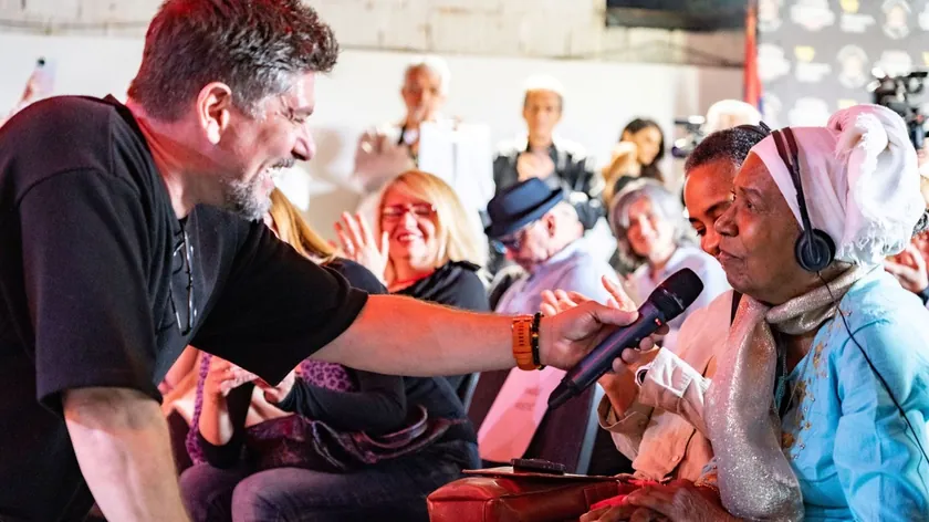 Sırbistan'da YU Grupa yeni albümünü tanıttı gelirini "kelebek çocuklara" bağışlıyor