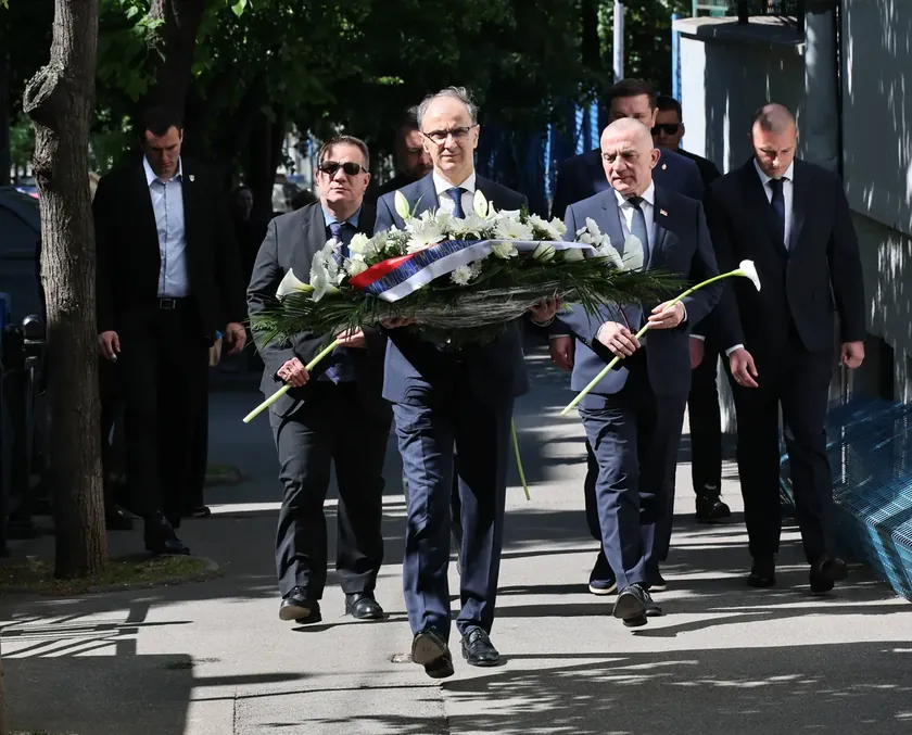 Sırbistan Başbakanı Macut, Ribnikar katliamında hayatını kaybedenleri okulda andı