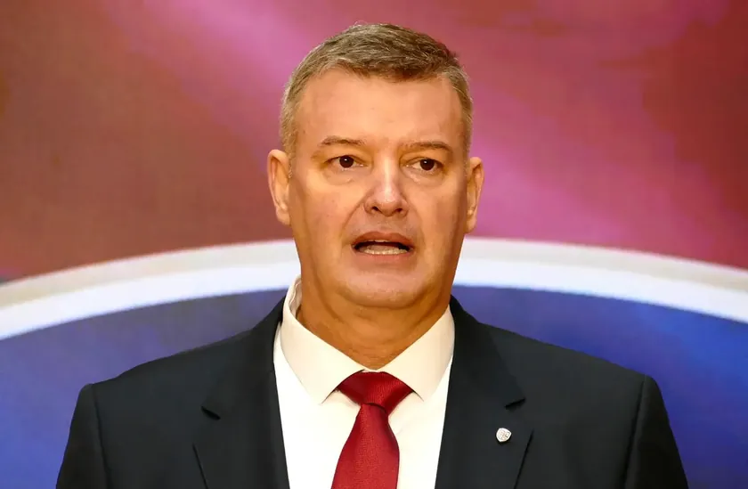 Sırpistan'da Pokret "Mi snaga naroda" üyeleri, partiden ih dışarı attıklarını belirterek protesto etti.