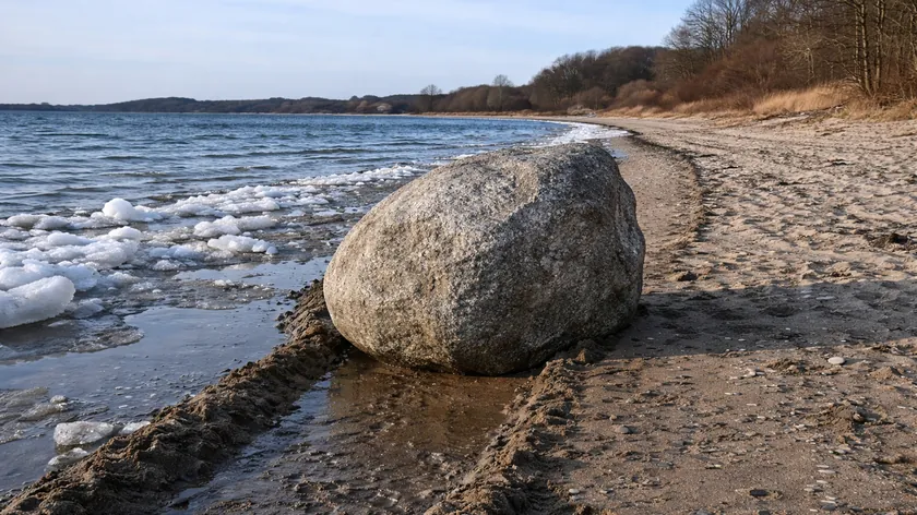 Danimarka'da Buz Erimesiyle Altı Tonluk Kaya Fiyorttan Karaya Çıktı