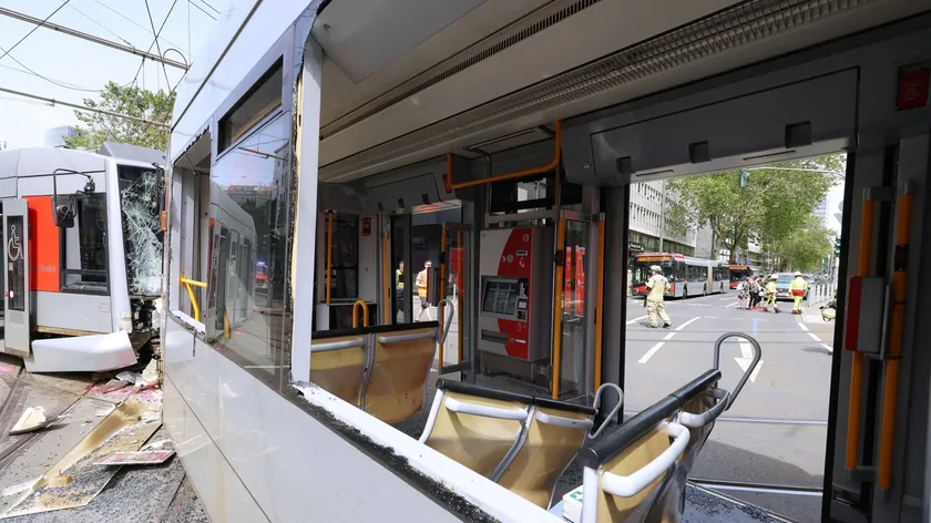 Almanya'da İki Tramvayın Kafa Kafaya Çarpışması Sonucu Çok Sayıda Kişi Yaralandı