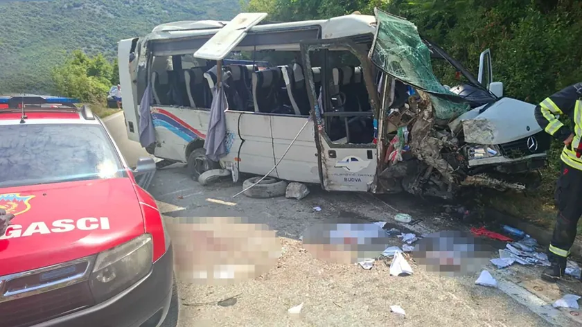 Sırbistan'da meydana gelen trafik kazasında ağır yaralanan 10 yaşındaki çocuk hala Niş Çocuk Cerrahisi Kliniği'nde yoğun bakım altında.